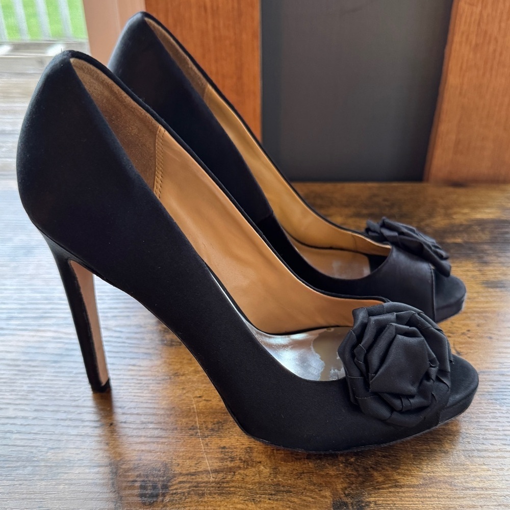 Badgley Mischka Frank Black Satin Rosette Peep Toe Heels
Size 6.5 - Picture 2 of 5